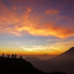 Penikmat Sunrise? Kunjungi 3 Wisata Gunung dengan Panorama Sunrise Terbaik!